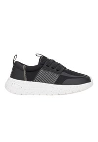 Schwarze Sportschuhe mit einer strukturierten Oberseite, weiß gesprenkeltem Sohlen und elastischen Schnürsenkeln. Mit einem seitlichen Streifenmuster und einem gepolsterten Kragen.