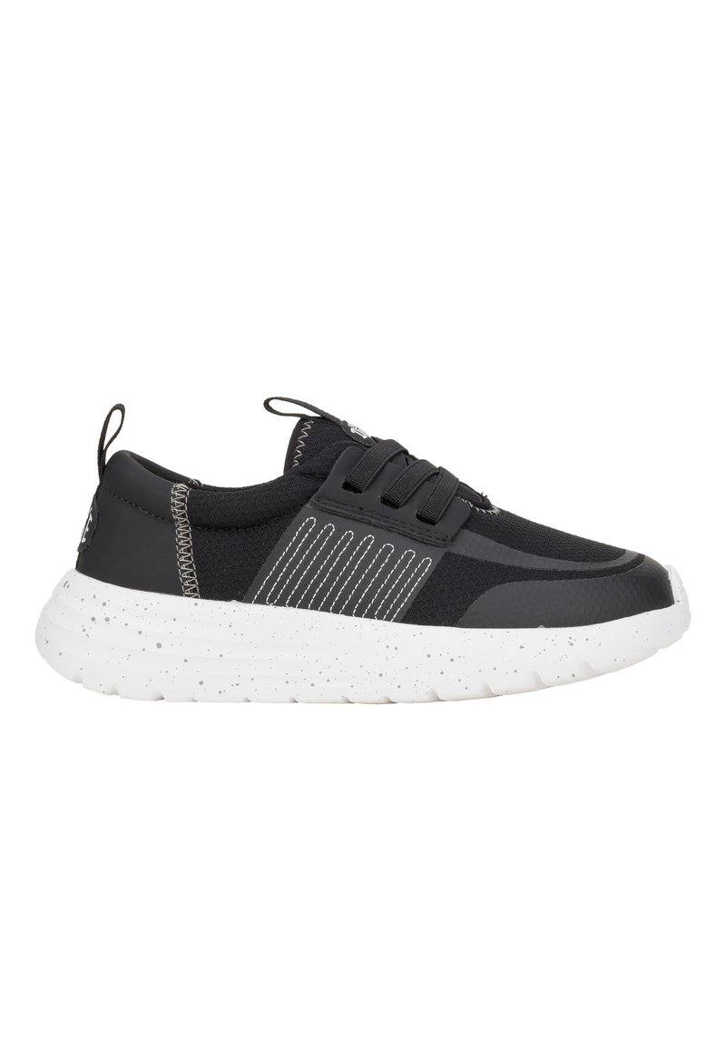 Schwarze Sportschuhe mit einer strukturierten Oberseite, weiß gesprenkeltem Sohlen und elastischen Schnürsenkeln. Mit einem seitlichen Streifenmuster und einem gepolsterten Kragen.