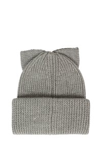 Szary, dziany beret z wywiniętym mankietem i dekoracyjnym kształtem kokardy na szczycie. Wykonany z miękkiej, teksturowanej przędzy. Minimalistyczny design.