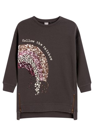 Sudadera de manga larga marrón oscuro con arcoíris de lentejuelas bronce y rosas y estampado de leopardo bajo el texto "sigue el arcoíris", además de cremalleras laterales.
