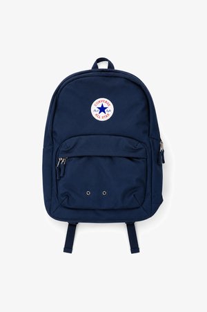 Sac à dos Converse All Star bleu marine avec poche avant zippée, deux œillets d’aération et bretelles ajustables.