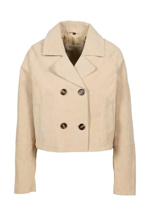 Giacca corta doppiopetto in camoscio beige con ampi colli a revers, quattro bottoni scuri e maniche lunghe.