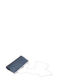Marineblå faux læder clutch med en sølvfarvet kædehåndtag og metallisk lukning, der har en glat overflade og rektangulær form.