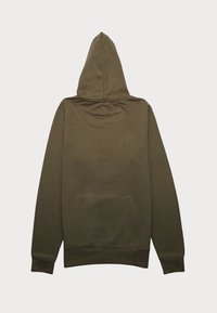 Olíva zöld kapucnis pulcsi kenguruzsebbel, lekerekített aljjal és fűzős kapucnival. Puha tapintású, egyszínű kialakítás, látható logók vagy minták nélkül.