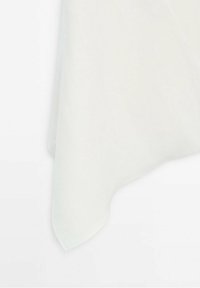 Tissu blanc à texture lisse suspendu, montrant des bords superposés sur un fond blanc uni.