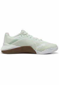 Světlé zelené sportovní boty s texturovaným síťovaným svrškem, gumovou podrážkou a decentním logem. Disponují elegantním designem a minimálními barevnými akcenty.
