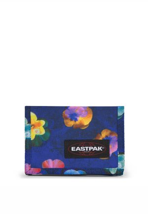 Cartera de tela azul con estampado floral, que presenta flores vibrantes, diseño con solapa y etiqueta negra de EASTPAK en el frente. Superficie compacta y texturizada.
