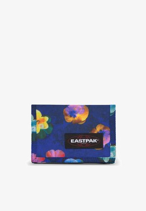 Cartera de tela azul con estampado floral, que presenta flores vibrantes, diseño con solapa y etiqueta negra de EASTPAK en el frente. Superficie compacta y texturizada.