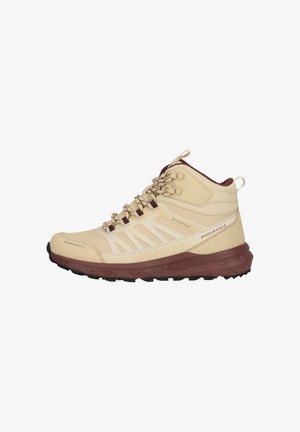 Beige waterdichte wandelschoen met bordeauxrode accenten, gestructureerde bovenkant, versterkte neus, en stevige zwarte rubberen zool. Verstelbaar vetersysteem.