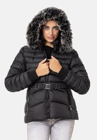 Schwarze Pufferjacke mit einer Kapuze aus Kunstfellfutter, mit Reißverschlusstaschen, tailliertem Gürtel und gerippten Bündchen, mit einem durchgehenden gesteppten Muster.
