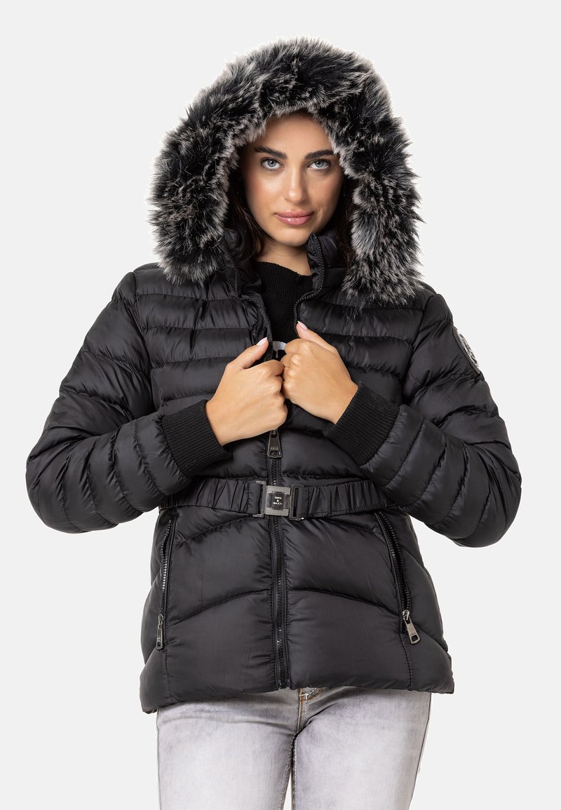 Schwarze Pufferjacke mit einer Kapuze aus Kunstfellfutter, mit Reißverschlusstaschen, tailliertem Gürtel und gerippten Bündchen, mit einem durchgehenden gesteppten Muster.