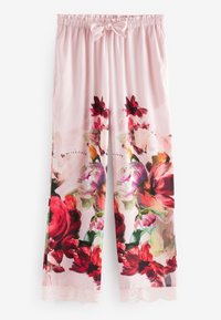 Hellrosa Seidenschlafanzughosen mit floralem Druckdesign, das rote und lila Blumen zeigt. Sie verfügen über einen elastischen Taillengürtel mit einer Schleife und Spitzenbesatz.