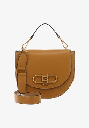 Borsa a spalla in pelle sintetica color tan con logo in metallo dorato, superficie liscia, tracolla regolabile e chiusura a pattina curva.
