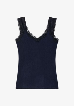 Débardeur bleu marine sans manches avec bordure en dentelle le long du décolleté et des bretelles, posé à plat sur un fond blanc.