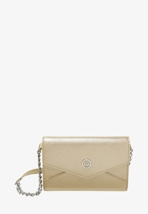 Sac bandoulière en cuir beige avec une sangle chaîne argentée et un logo rond argenté sur le rabat avant, design rectangulaire en forme d'enveloppe.