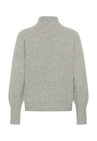 Gaiši pelēks džemperis ar augstu apkakli, ribotām aprocēm un faktūru adījuma rakstu. Dizains ir brīvs ar nolaižamām pleciem.