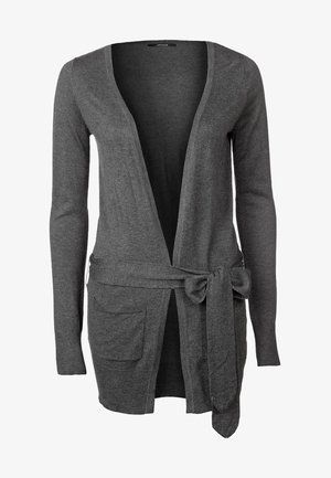 Tmavě šedý dlouhý kardigan s hlubokým výstřihem do V, zapínáním na pásek, dvěma předními kapsami a měkkou texturovanou látkou.
