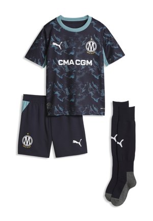 Mørkeblå og lyseblå mønstret fodboldtrøje, matchende shorts og mørkeblå sokker med grå tæer, alle med Puma- og holdlogoer.
