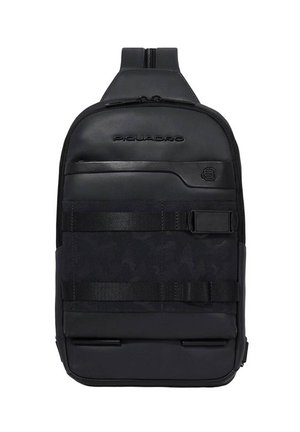 Mochila negra con un frente texturizado y estampado, correas horizontales y una cremallera superior lisa con un logo de la marca en el frente.