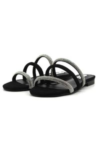 Sandali neri piatti con due cinturini glitterati e perline e una base liscia e opaca. Design aperto, caratterizzato da una silhouette minimalista.
