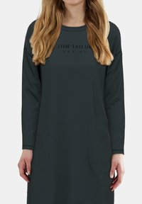 Abito a maniche lunghe verde scuro con righe orizzontali, dotato di scollatura tonda e due tasche laterali, marchiato "TOM TAILOR EST. 62."