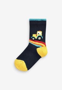 Marineblaue Baumwollsocke mit gelbem Zeh und Ferse, die ein buntes Traktor-Design und ein Regenbogenmuster im Fußbereich aufweist.