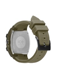 Zaļš silikona pulkstenis ar teksturētu siksnu, nerūsējošā tērauda aizmuguri un melnu aparatūru. Iespējams redzēt "ice watch" logo un ūdens izturība ir 5 ATM.