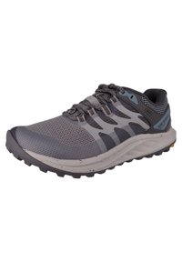 Szare i czarne buty sportowe z siateczkową cholewką, wzmocnioną osłoną palców, elastyczną podeszwą oraz teksturowanym bieżnikiem zapewniającym przyczepność. Posiada refleksyjne akcenty.