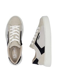 Baskets beiges avec panneaux en maille et en daim, accents noirs, lacets blancs et semelle en caoutchouc blanche texturée. Marque visible sur le côté.