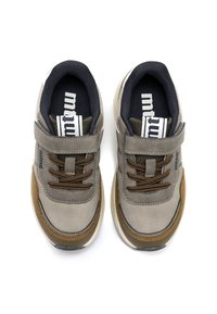 Sneaker grigie e marroni con una parte superiore in pelle liscia, dettagli testurizzati, punta rotonda e una fascetta in Velcro. Lacci marroni e collo imbottito.