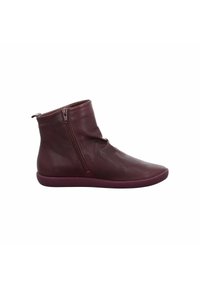 Burgunderrote Lederstiefeletten mit seitlichem Reißverschluss, runder Zehenform und flexibler lila Gummisohle. Glatte Oberfläche mit gerafften Details.