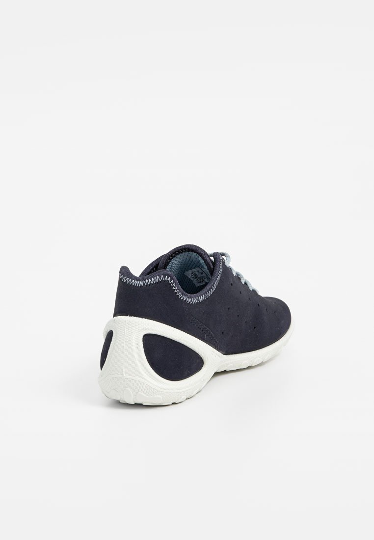 Ciemnoniebieskie sneakersy z teksturowanej tkaniny na górze, białą gumową podeszwą i perforowanym wzorem zapewniającym wentylację. Jasnoniebieskie akcenty sznurowadeł.