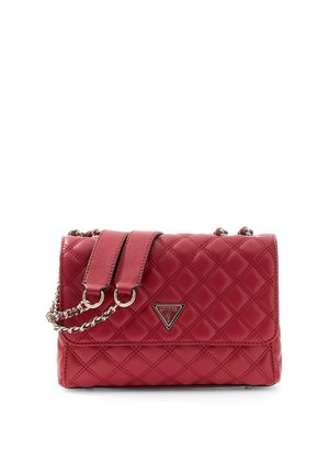 Sac à épaule en cuir matelassé rouge avec bandoulière chaîne et plaque logo Guess triangulaire sur le rabat avant.