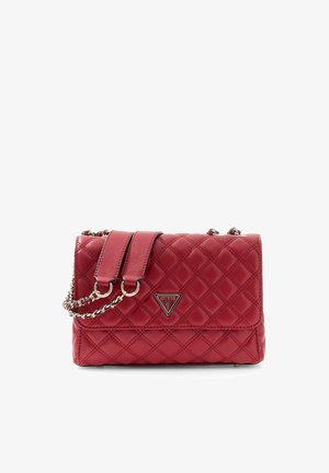 Sac à épaule en cuir matelassé rouge avec bandoulière chaîne et plaque logo Guess triangulaire sur le rabat avant.