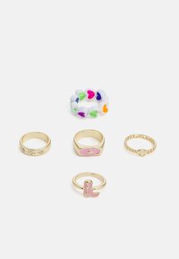 Conjunto de cinco anéis, incluindo uma faixa com padrão de corações multicoloridos, anéis de ouro com pedras preciosas e um detalhe rosa, exibindo variados designs e texturas.