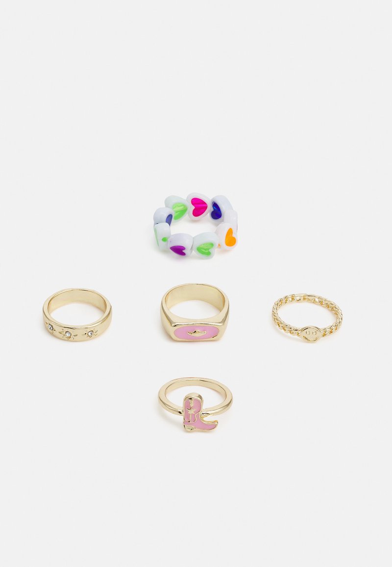 Conjunto de cinco anéis, incluindo uma faixa com padrão de corações multicoloridos, anéis de ouro com pedras preciosas e um detalhe rosa, exibindo variados designs e texturas.