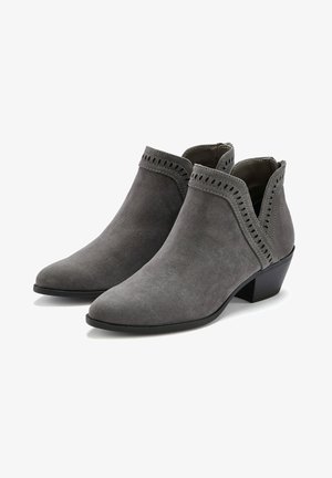 Bottes de cheville en daim gris avec un bout pointu, des détails perforés le long du col et un petit talon empilé. Texture lisse dans l'ensemble.