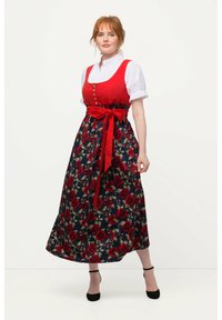 Röd bodiceklänning med vita puffärmar, en blommig kjol i marinblått med rosor och ett knutet rött bälte i midjan. Svarta klackar med ankelsnodd.