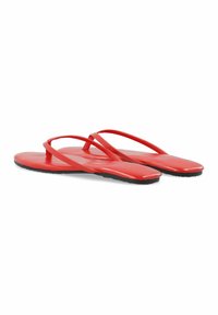 Rote Flip-Flops mit dünnen Riemen und glatter Oberfläche. Die Sohle ist schwarz mit minimalem Profil. Leicht und flach im Design für den Freizeitgebrauch.
