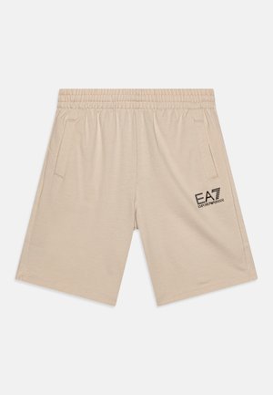 Beżowe szorty z elastyczną talią, bocznymi kieszeniami i czarnym logo EA7 Emporio Armani na lewej udzie.