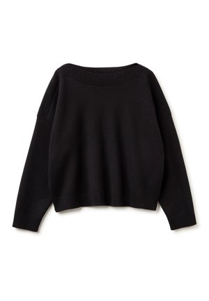 Zwarte gebreide trui met geribde brede boothals, geribde schouders, manchetten en zoom, plat getoond op een witte achtergrond.