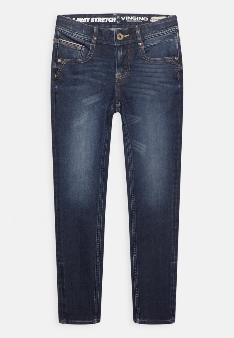 Jean en denim bleu foncé avec une coupe slim, présentant des effets de décoloration subtils, des poches traditionnelles et une ceinture avec des accents de logo.