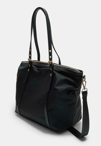 Borsa tote nera in nylon con chiusura a zip, doppi manici in pelle e hardware in tono oro. Include una tracolla rimovibile.