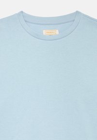 Světlomodré tričko z bavlny s kulatým výstřihem a krátkými rukávy. Jednoduchý design bez viditelných vzorů nebo ozdob.