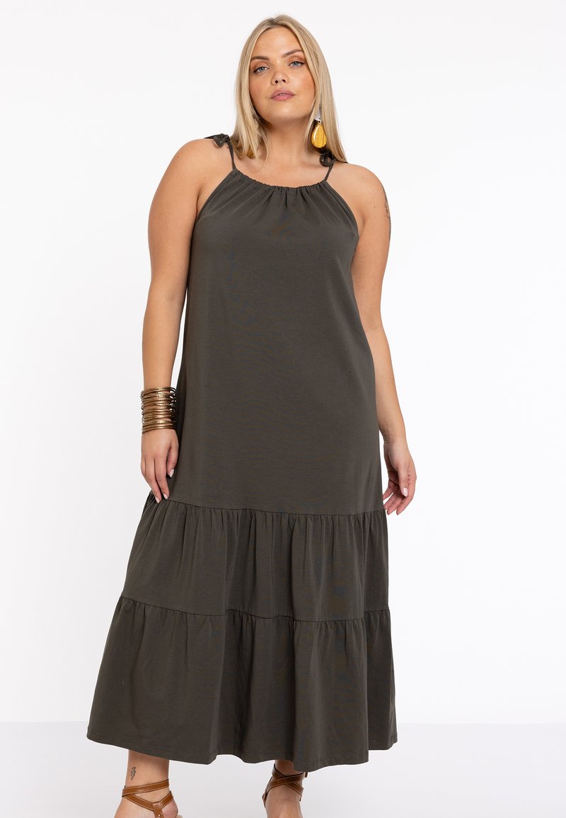 Olivenfarbendes, gestuftes Maxikleid aus weichem Stoff, mit verstellbaren Trägern und gerafftem Ausschnitt. Glatte Textur mit lockerer Passform.