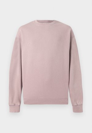 Lys rosa genser med klassisk rund hals, ribbede mansjetter og kant. Laget av mykt, strukturert materiale. Enkel design uten mønstre.