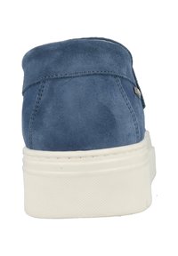 Blauwe suède sneakers met een ronde achterkant, witte gestructureerde rubberen zool en zichtbare stiksels op de bovenzijde. Eenvoudig ontwerp met minimale accenten.