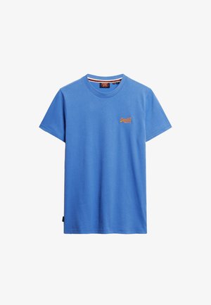 Camiseta azul de manga corta con cuello redondo y pequeño logo naranja "Superdry" en el pecho izquierdo, presentada sobre un fondo blanco.