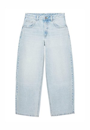 Lichtblauwe wijde spijkerbroek met voorste knoop- en ritssluiting en vijf zakken, plat gelegd op een witte achtergrond.