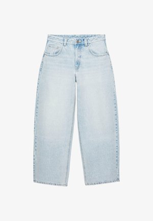 Lyseblå denimjeans med vide ben, forsideknapper, lynlåslukning og fem lommer, lagt fladt på en hvid baggrund.
